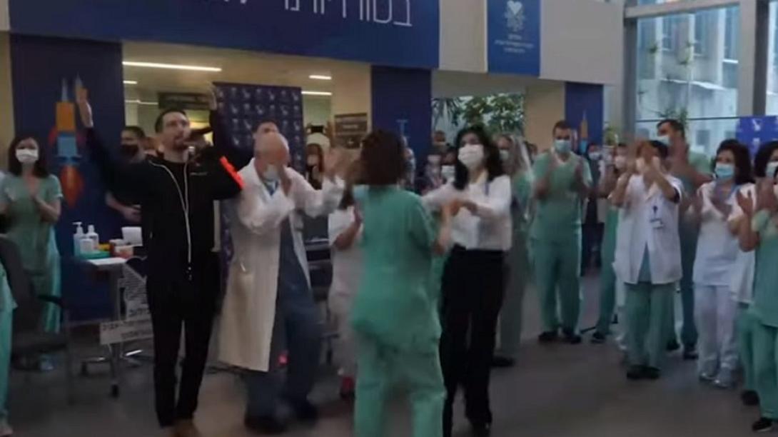 Κορωνοϊός - Ισραήλ: Με χορούς γιόρτασαν γιατροί την άφιξη του εμβολίου (βίντεο)