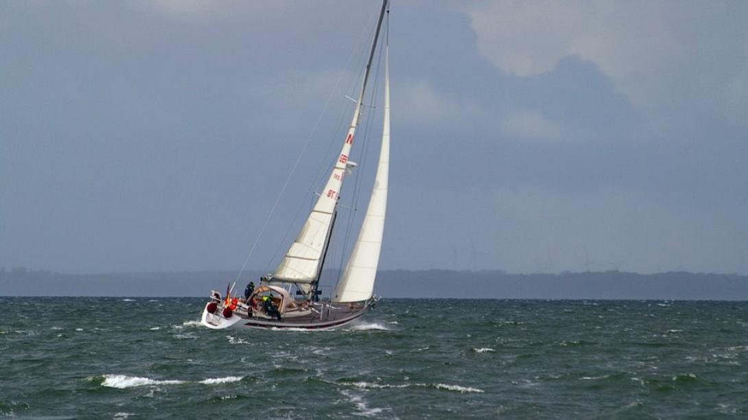 Ακυβέρνητο ιστιοφόρο στο Σαρωνικό .jpg