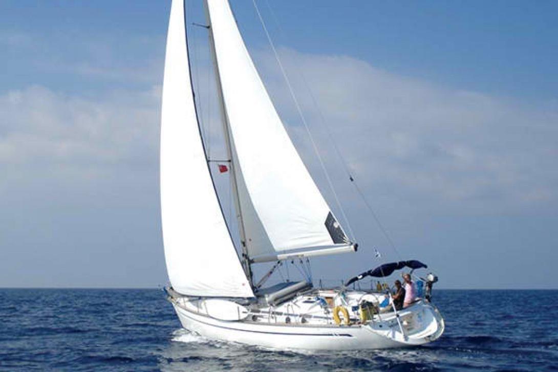 Κόρινθος: Το ιστιοπλοϊκό κατέληξε στα βράχια (βίντεο)