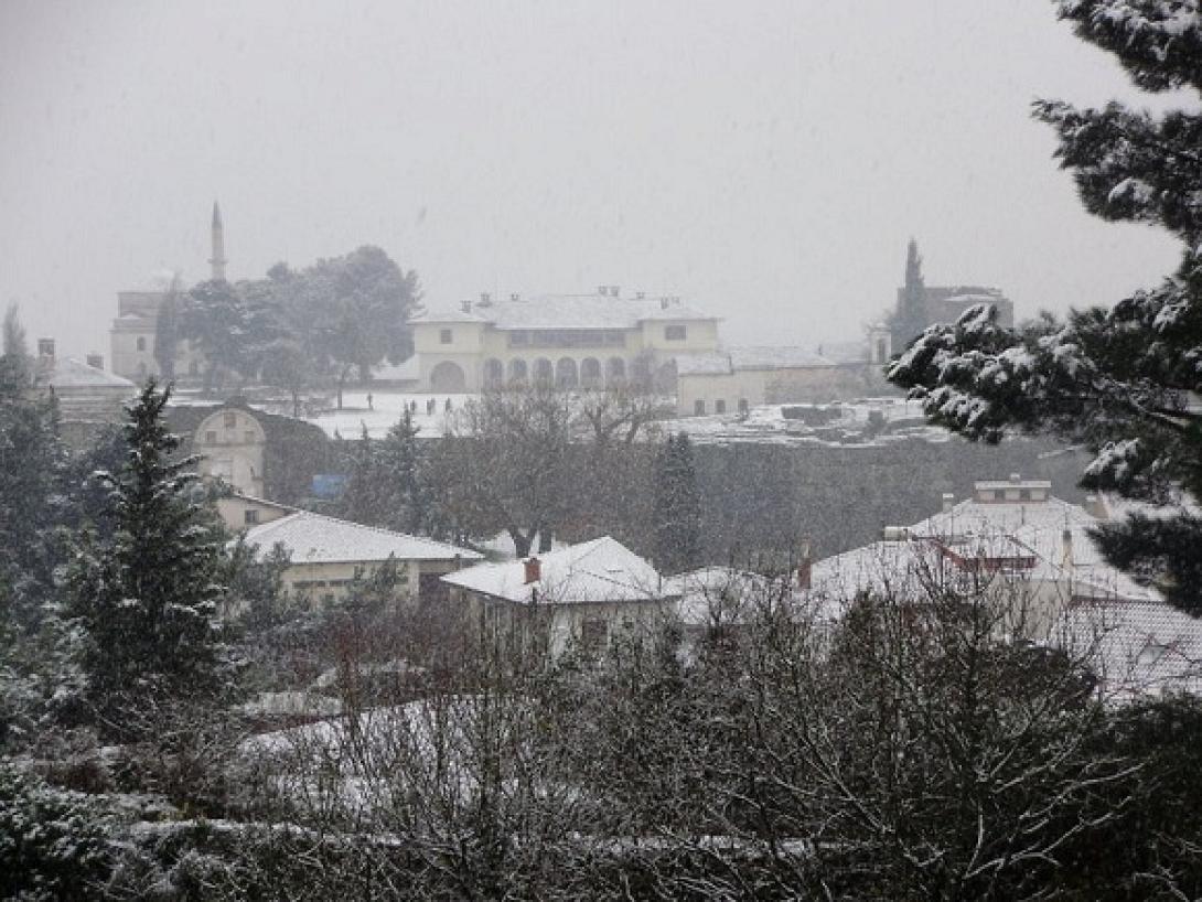 Χιονίζει ακόμα στα Ιωάννινα 