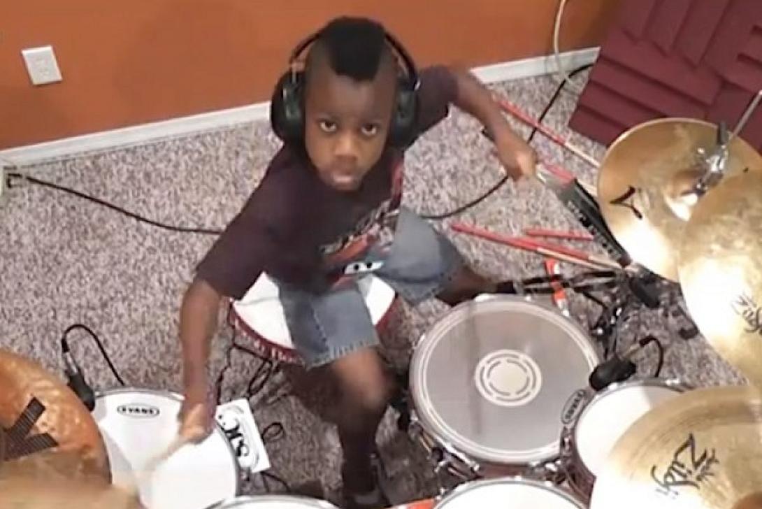 Ένας επτάχρονος drummer παραδίδει μαθήματα!