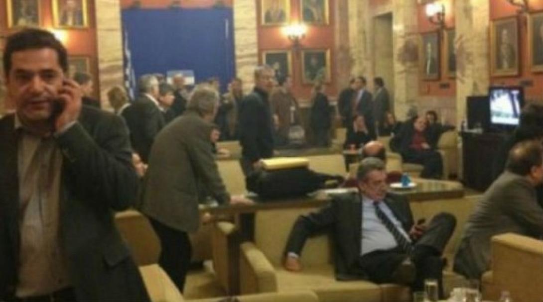 Απολύσεις.. η απάντηση του καφενείου της Βουλής στο "μαχαίρι" για τους καφέδες 