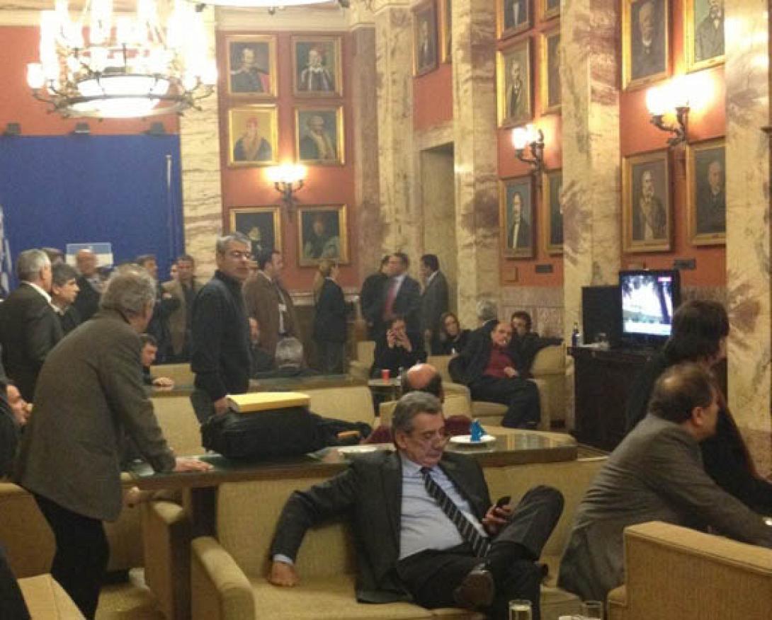  Μετρούν και ξαναμετρούν οι βουλευτές τα λεφτά που θα χάσουν αν γίνουν εκλογές 