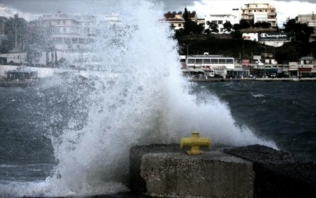 Προβλήματα στις θαλάσσιες συγκοινωνίες, λόγω των θυελλωδών ανέμων