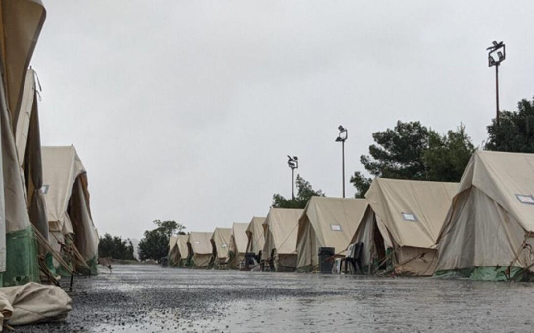 Σκηνές υπό βροχή στο Αρκαλοχώρι