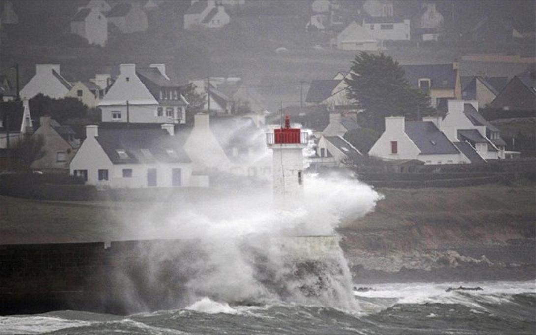 Χωρίς ρεύμα 240.000 σπίτια στη Γαλλία, λόγω της κακοκαιρίας