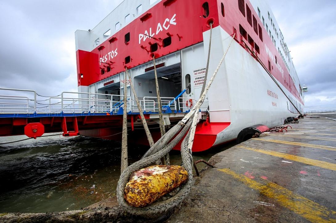 Τα πλοία παραμένουν δεμένα στα λιμάνια...