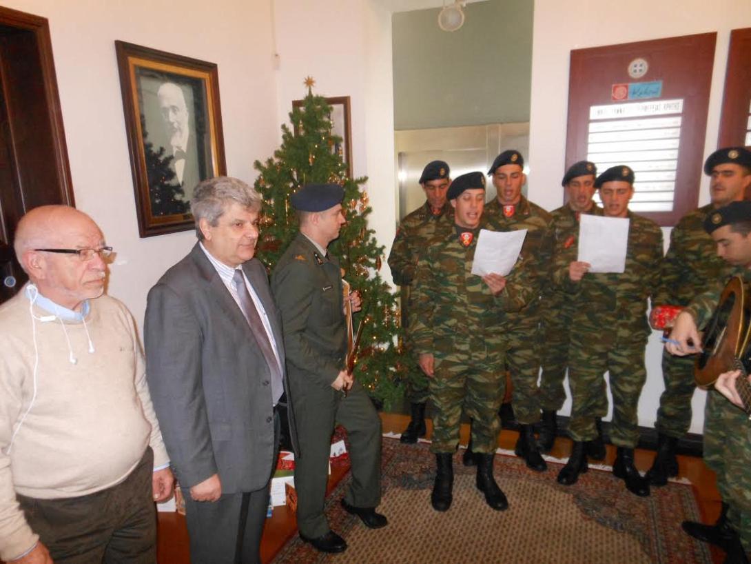 Έψαλλαν τα κάλαντα της Πρωτοχρονιάς στον Γ. Ροκαδάκη