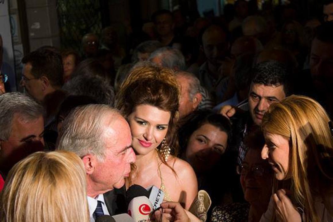 Η δασκάλα με τα χρυσά μαλλιά δίπλα στον κ. Λαμπρινό