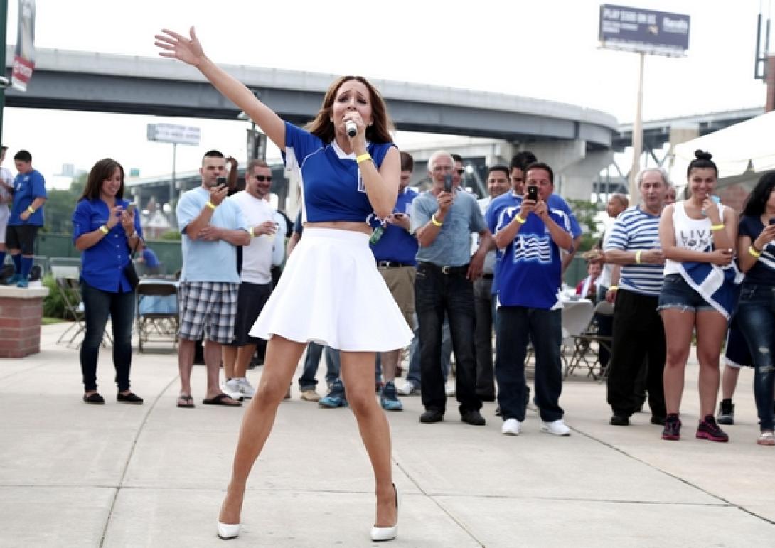 Ο Εθνικός μας ύμνος ...by Καλομοίρα στο πρώτο φιλικό της Εθνικής στις ΗΠΑ