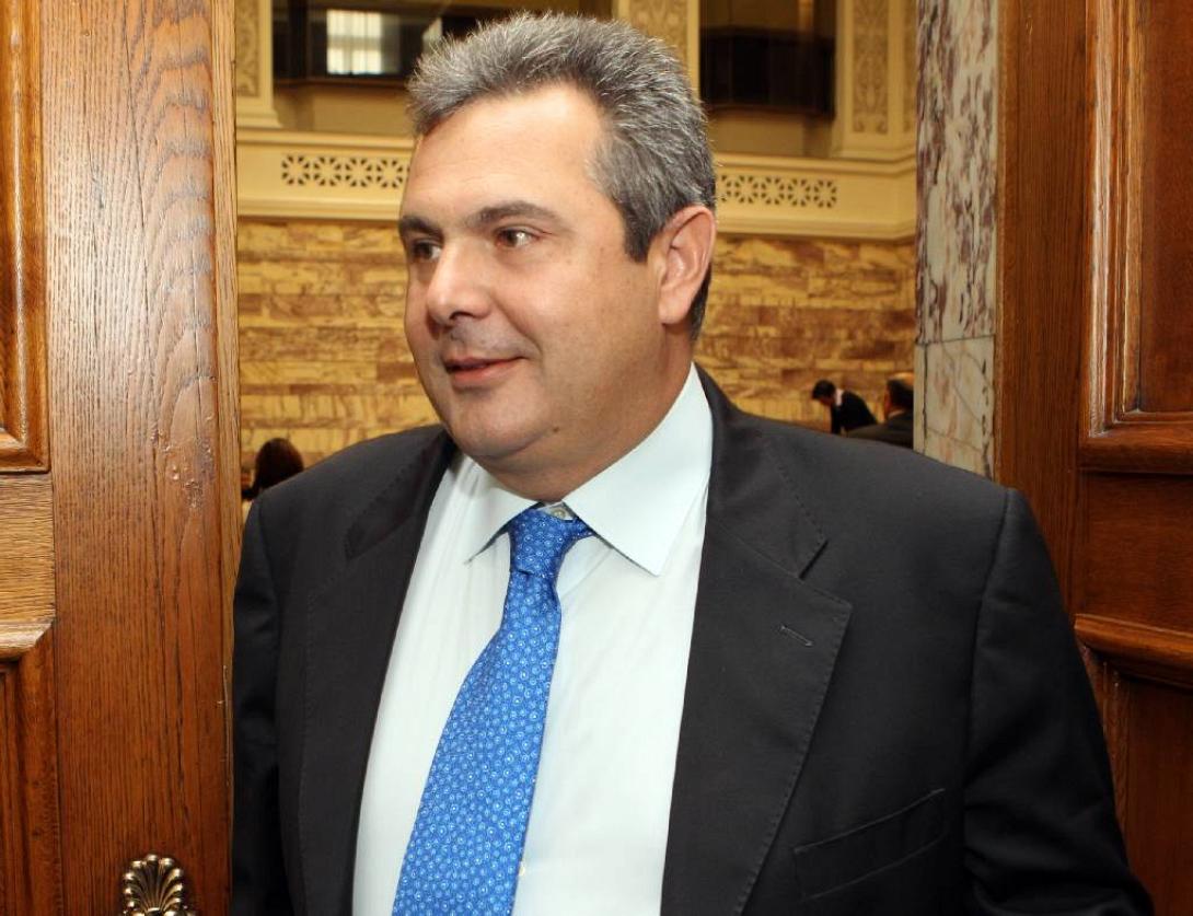 Στο θάλαμο επιχειρήσεων του ΥΕΝ ο Πάνος Καμμένος