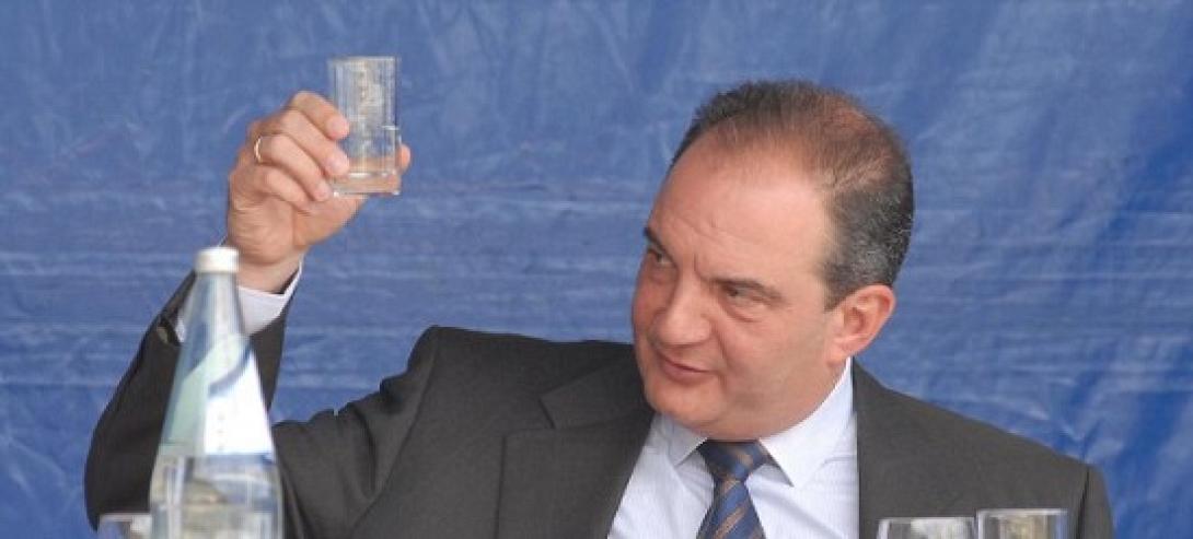 Του εύχονται χρόνια πολλά και τους λέει να ψηφίσουν ΝΔ...