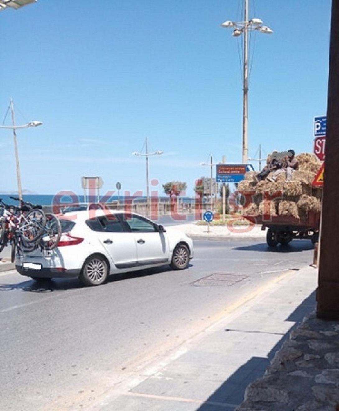 Και δύο άτομα από πίσω...