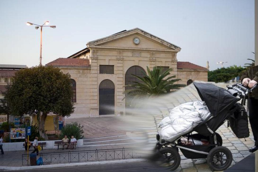 Χανιά: Ο αέρας έσπρωξε καρότσι με μωρό στα σκαλοπάτια της Δημοτικής Αγοράς