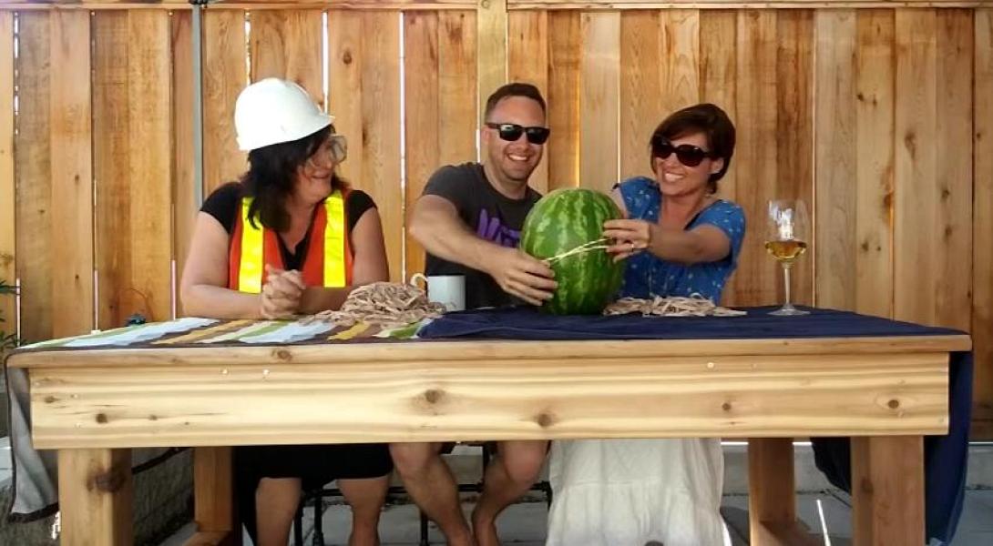 Δες τι παθαίνει το καρπούζι αν του "φορέσεις" λαστιχάκια! (βίντεο)