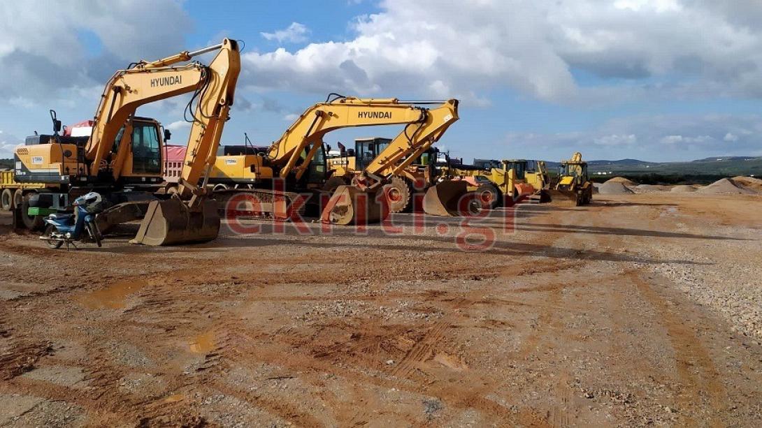 Παρατεταγμένες οι μπουλντόζες που δουλεύουν στα έργα για την ανέγερση του αεροδρομίου