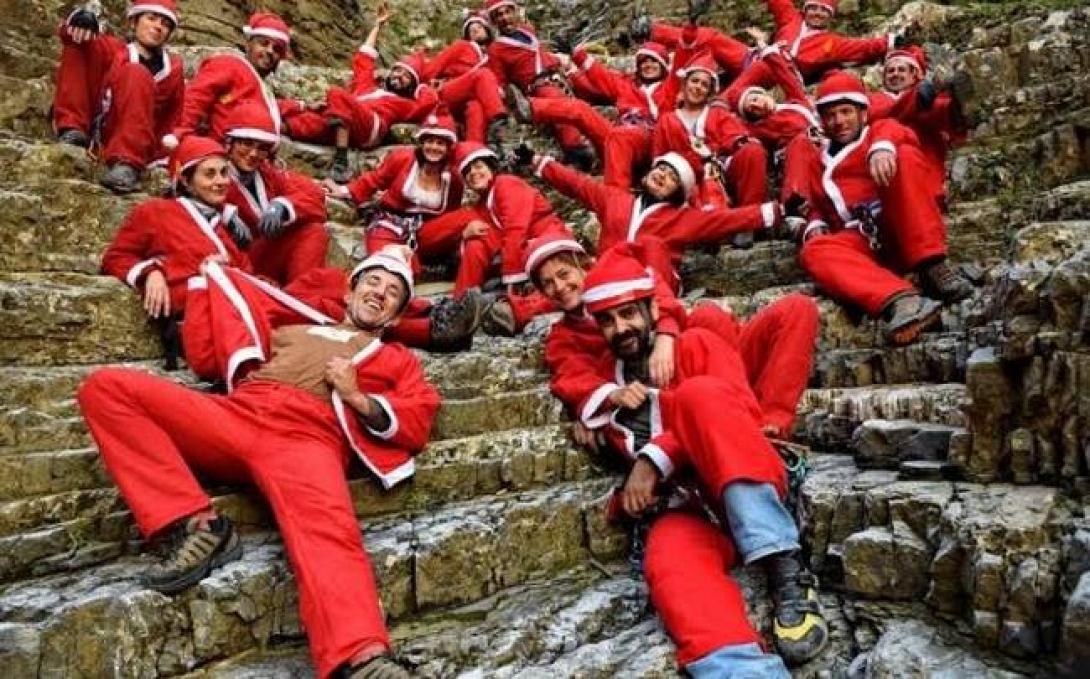 Γέμισε ο Έλιγκας με Αγιοβασιλιάτικες στολές - Η εντυπωσιακή κατάβαση των Ορειβατών