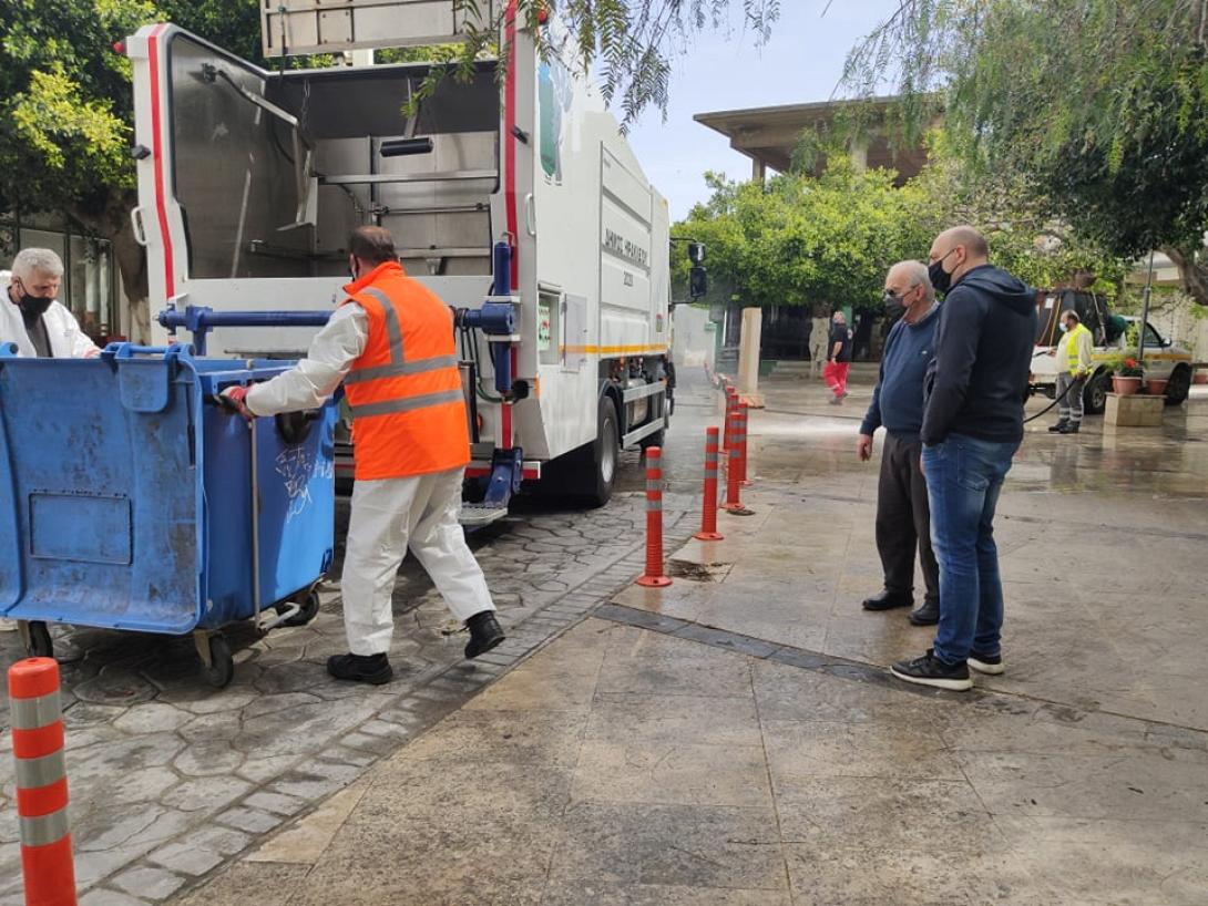 Ο δήμαρχος Β Λαμπρινός και ο αντιδήμαρχος Κ. Βαρδαβάς παρακολουθούν τους εργάτες καθαριότητας.