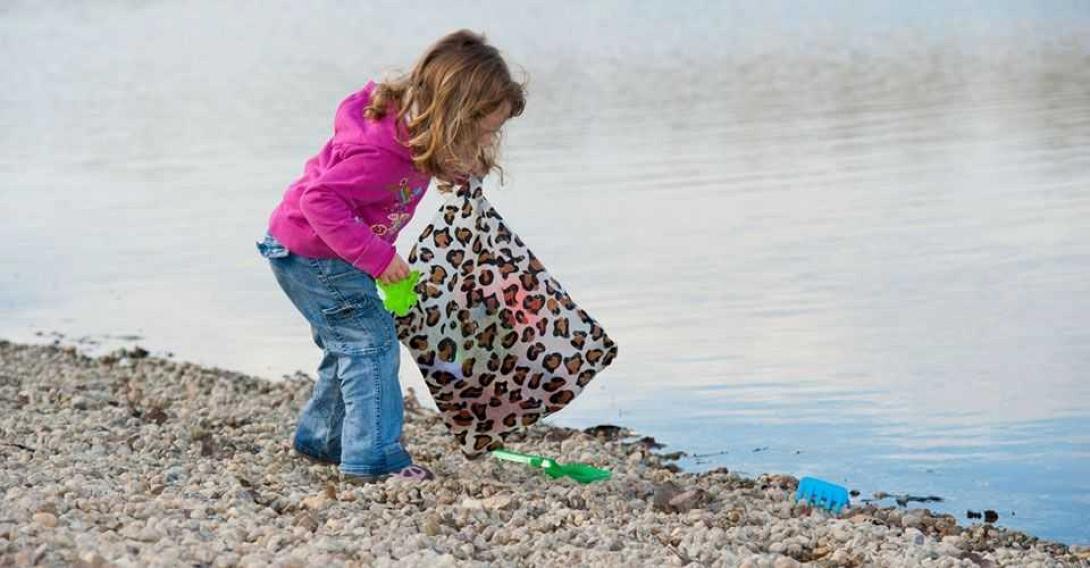 "Επιχείρηση σκούπα" στην παραλία δίπλα στο Μουσείο Φυσικής Ιστορίας