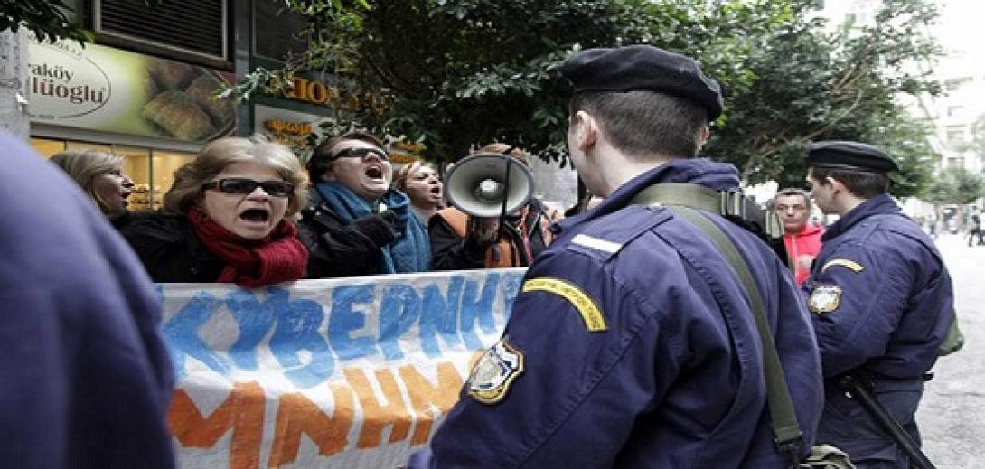 Καθαρίστριες εναντίον ΜΑΤ έξω από το Γενικό Λογιστήριο του Κράτους