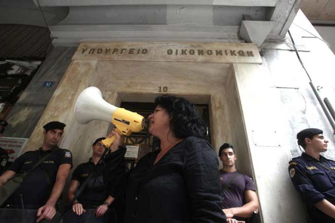 Νέα κατάληψη στο ΥΠΟΙΚ από τις καθαρίστριες