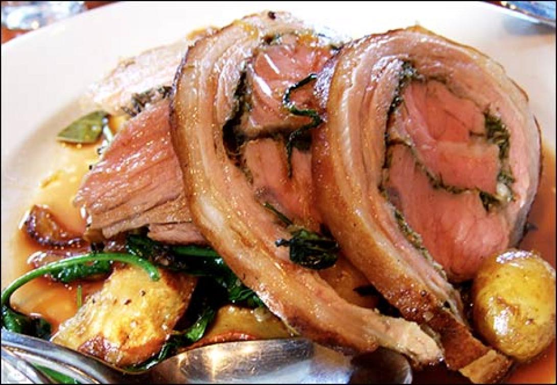 Κατσικάκι με κονσερβολιές και σάλτσα γιαουρτιού