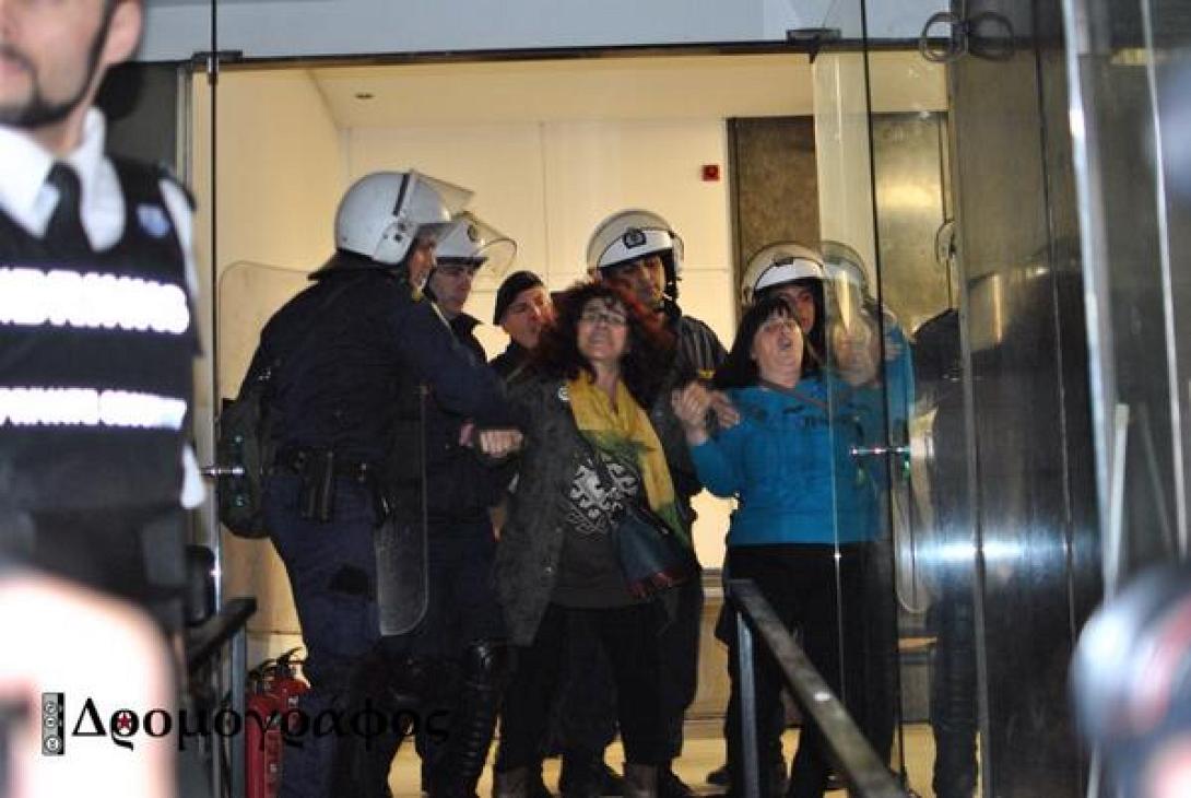 Τα ΜΑΤ επιτέθηκαν στις καθαρίστριες έξω από το Υπουργείο Οικονομικών