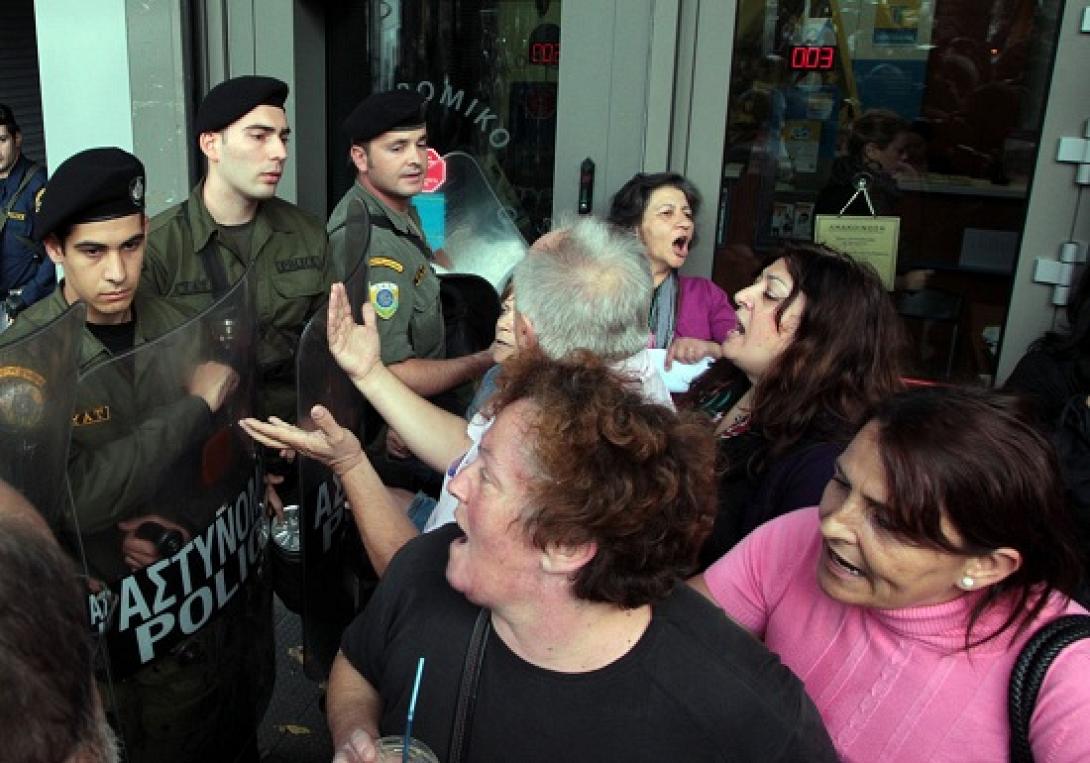 'Ενταση μεταξύ αστυνομίας και καθαριστριών έξω από το Υπουργείο Οικονομικών 