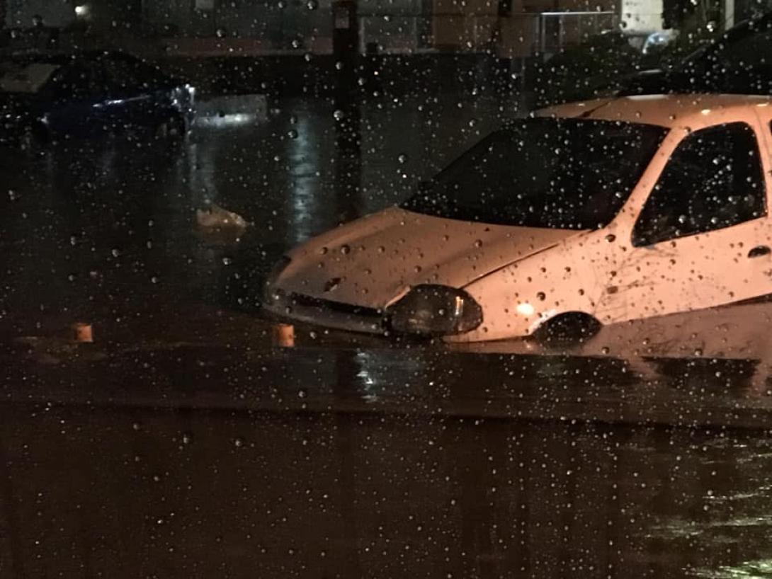 Το ΙΧ λίγο έλειψε να καλυφθεί από το νερό