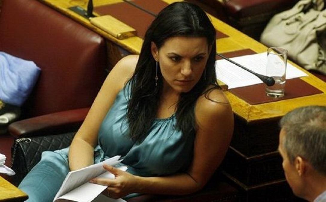 Λαφαζάνης και Μακρή, έβγαλαν ... από τα ρούχα της την Όλγα