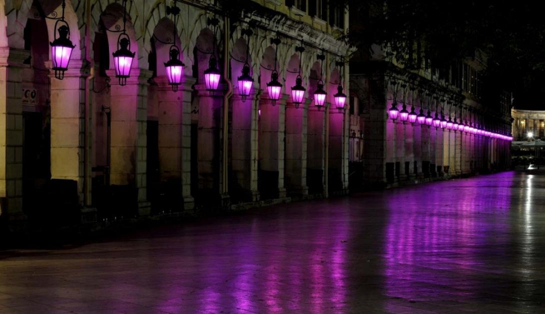 Στα μωβ ντύθηκαν και οι «φανέστρες» στην Κέρκυρα