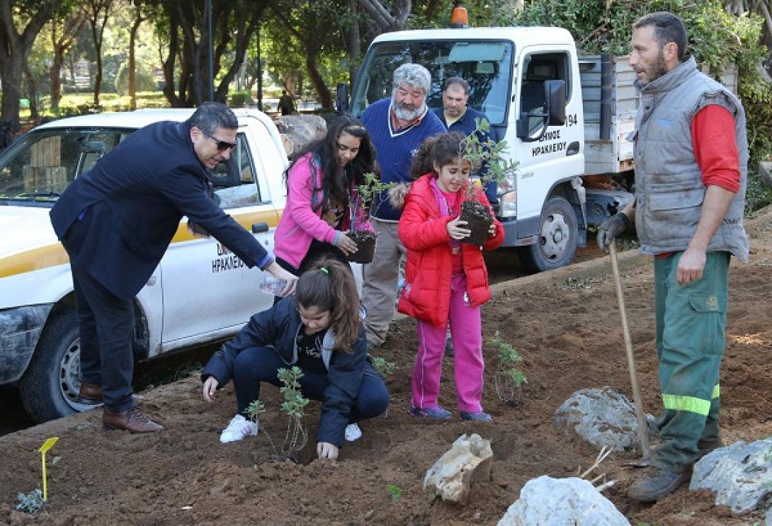 Οι μαθητές δημιούργησαν το δικό τους Βοτανικό Κήπο στο πάρκο Γεωργιάδη! (φωτο)