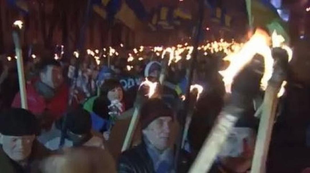 Ουκρανία: Χιλιάδες υποστηρικτές της άκρας δεξιάς έκαναν πορεία στο Κίεβο κρατώντας πυρσούς