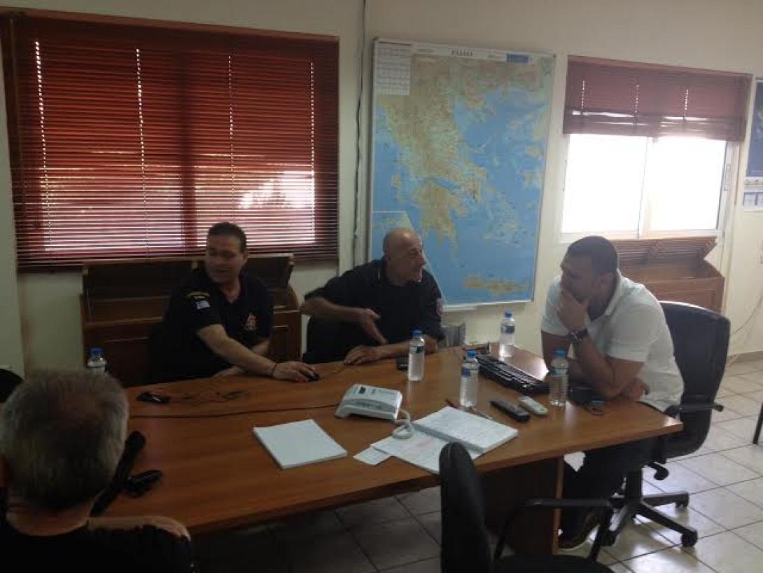 Ο Κικίλιας στο συντονιστικό της πυροσβεστικής στο Χαλάνδρι