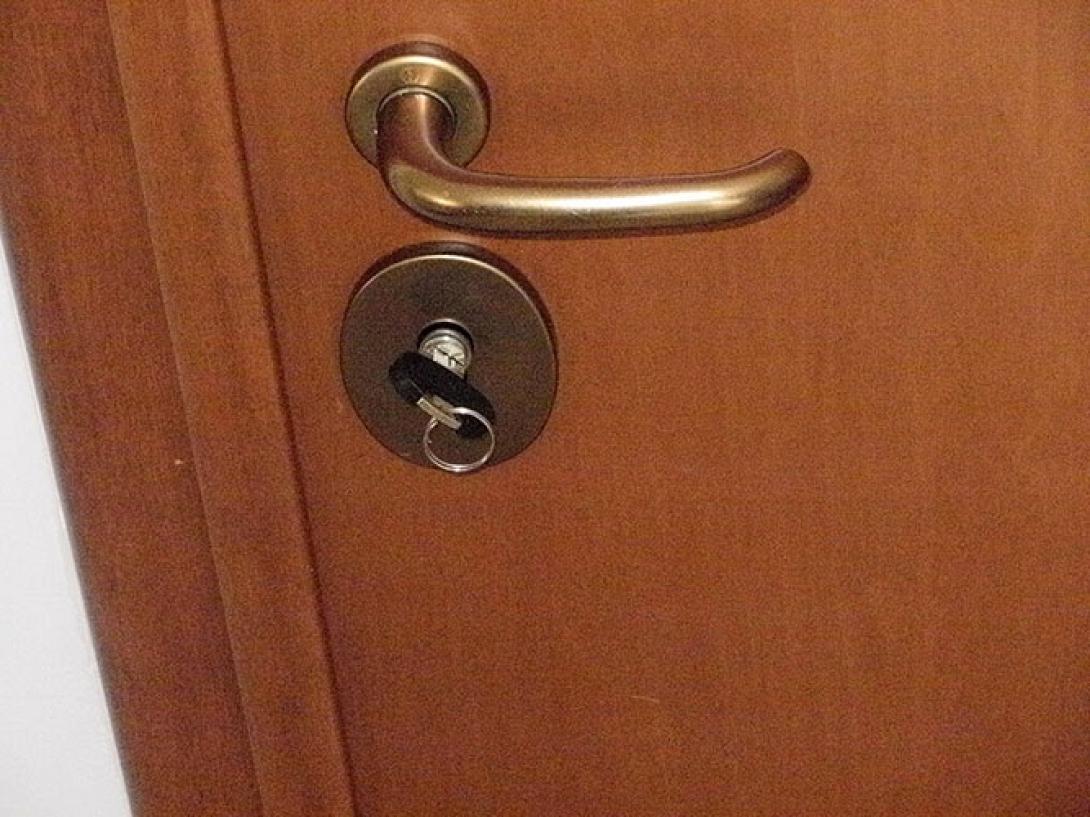 πόρτα διαμερίσματος