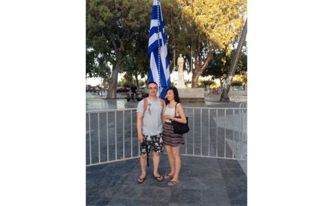 Οι Κινέζοι και η ελληνική σημαία στην πλατεία Ελευθερίας...