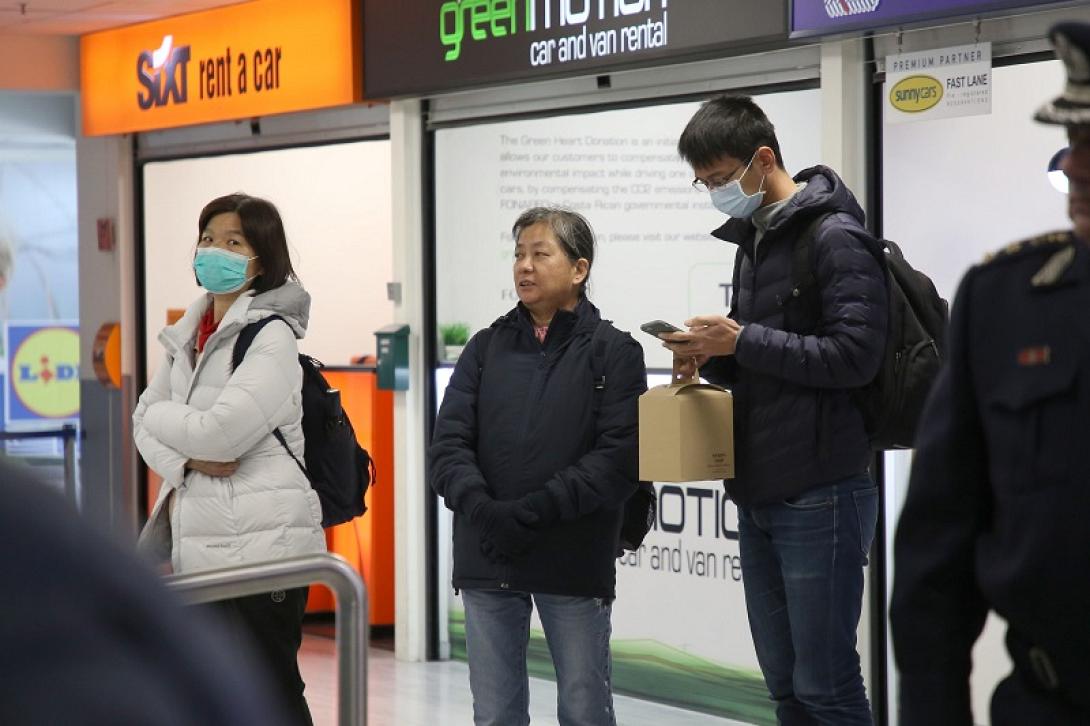 Κινέζοι επιβάτες στο αεροδρόμιο Ηρακλείου, φορώντας μάσκες