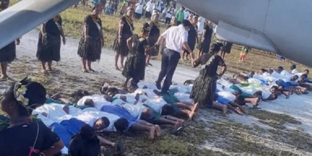 φωτογραφία Κινέζου πρέσβη να περπατά στις πλάτες ντόπιων  στο Κιριμπάτι