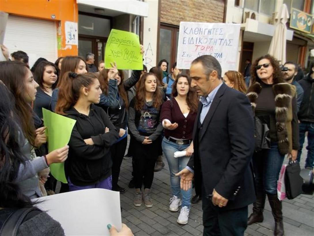 Εγκαίνια και διαμαρτυρίες για την έλλειψη καθηγητών στο Ηράκλειο