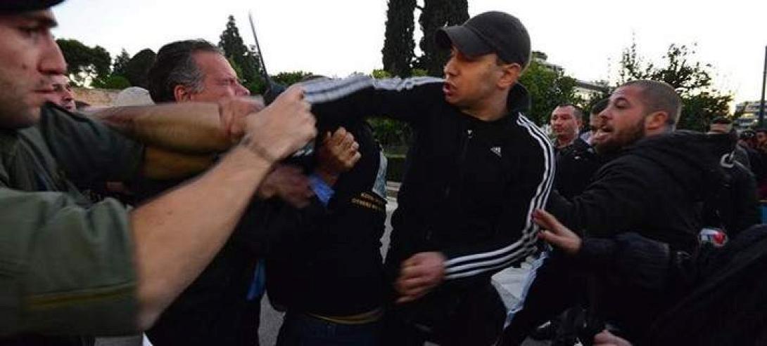 κουμουτσακος,επίθεση