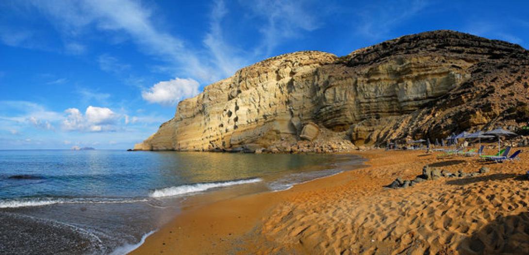 Μια βόλτα απο ψηλά στην κόκκινη παραλία στα Μάταλα ( βίντεο )