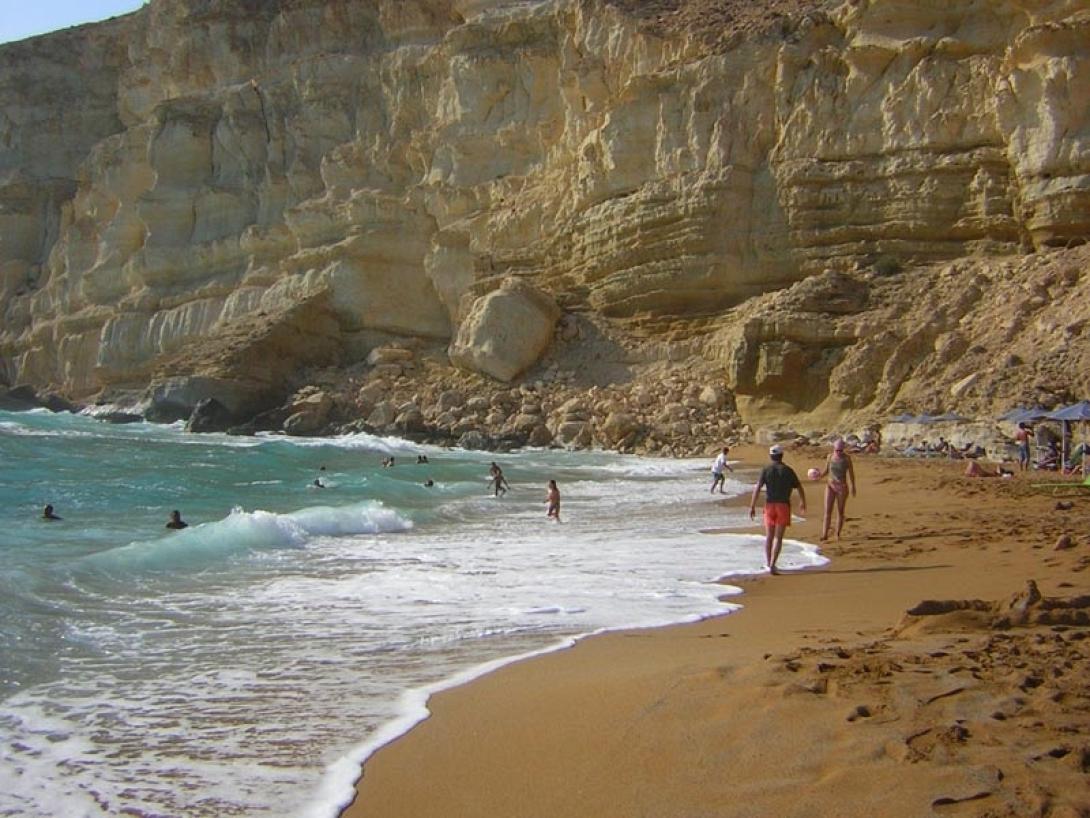 Στους "κρυμμένους παραδείσους" κατατάσσεται η παραλία γυμνιστών Κόκκινη Άμμος στα Μάταλα