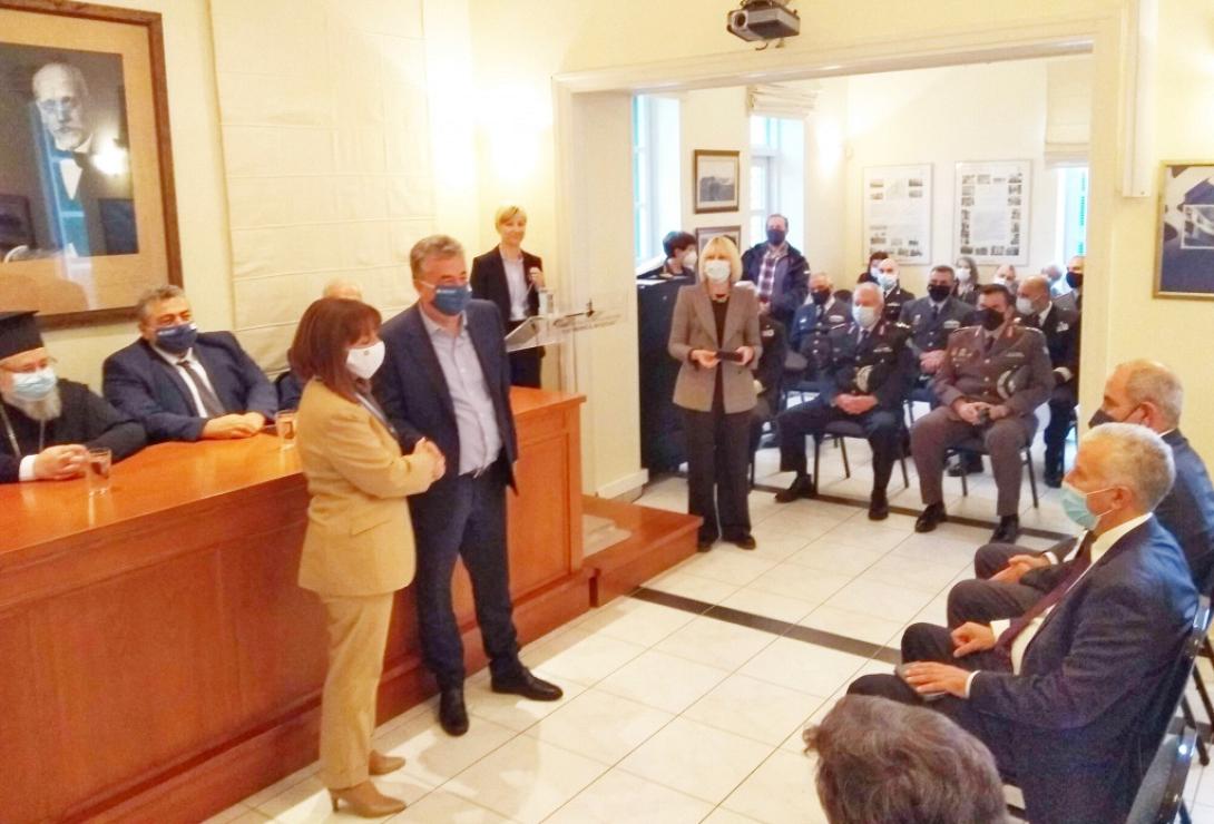 Η απονομή του εμβλήματος στην Πρόεδρο της Δημοκρατίας.