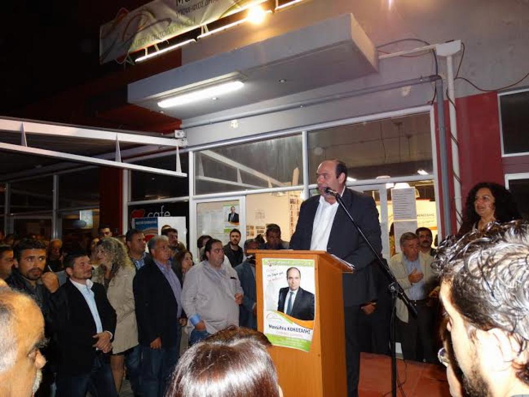 Πλήθος κόσμου στα εγκαίνια του εκλογικού κέντρου του Μανώλη Κοκοσάλη