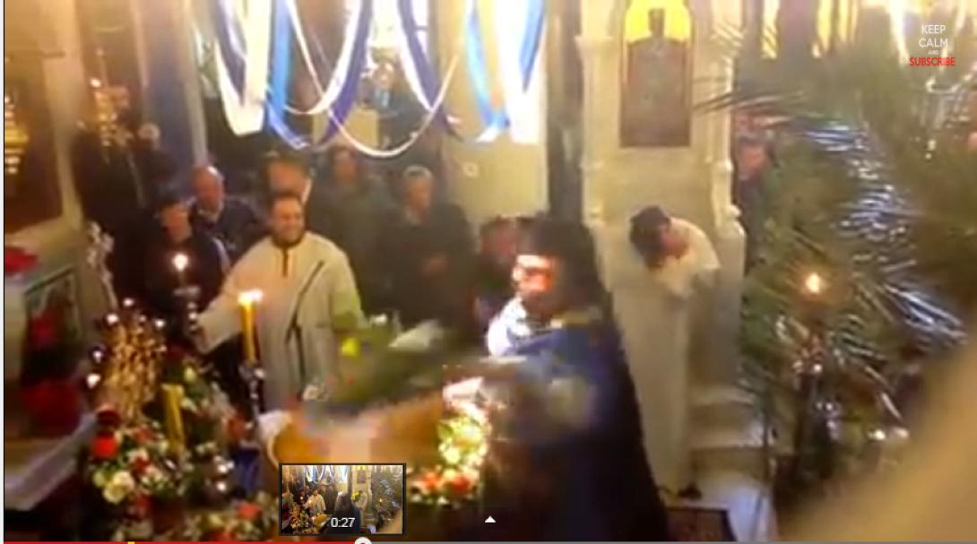 O αγιασμός που έγινε viral - Ιερέας "μπουγελώνει" πιστούς (βίντεο)