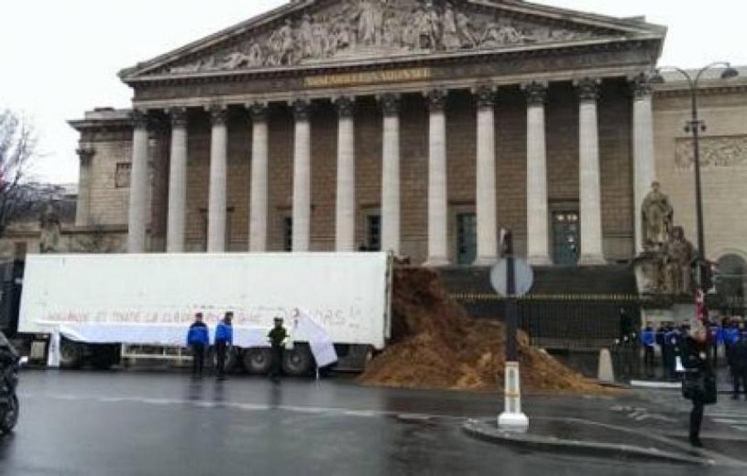 Άδειασε φορτηγό με κοπριά έξω από τη Γαλλική Βουλή 