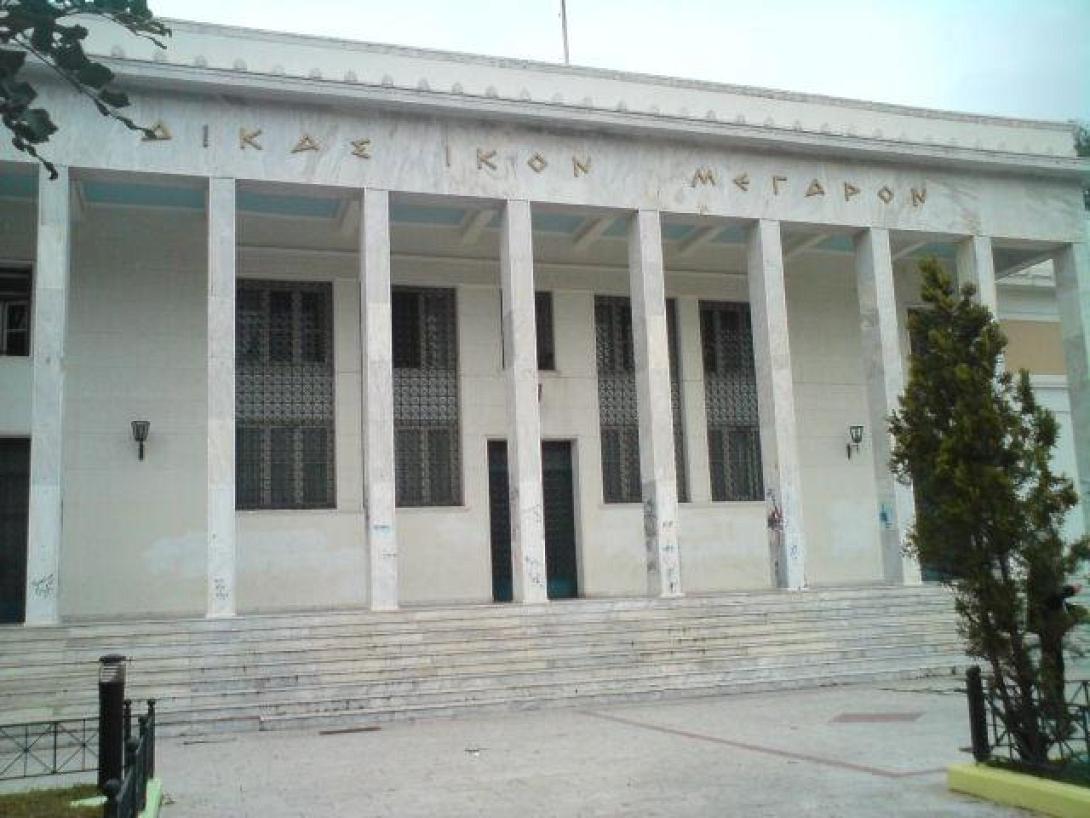 'Εκρηξη έξω από τα δικαστήρια της Κορίνθου