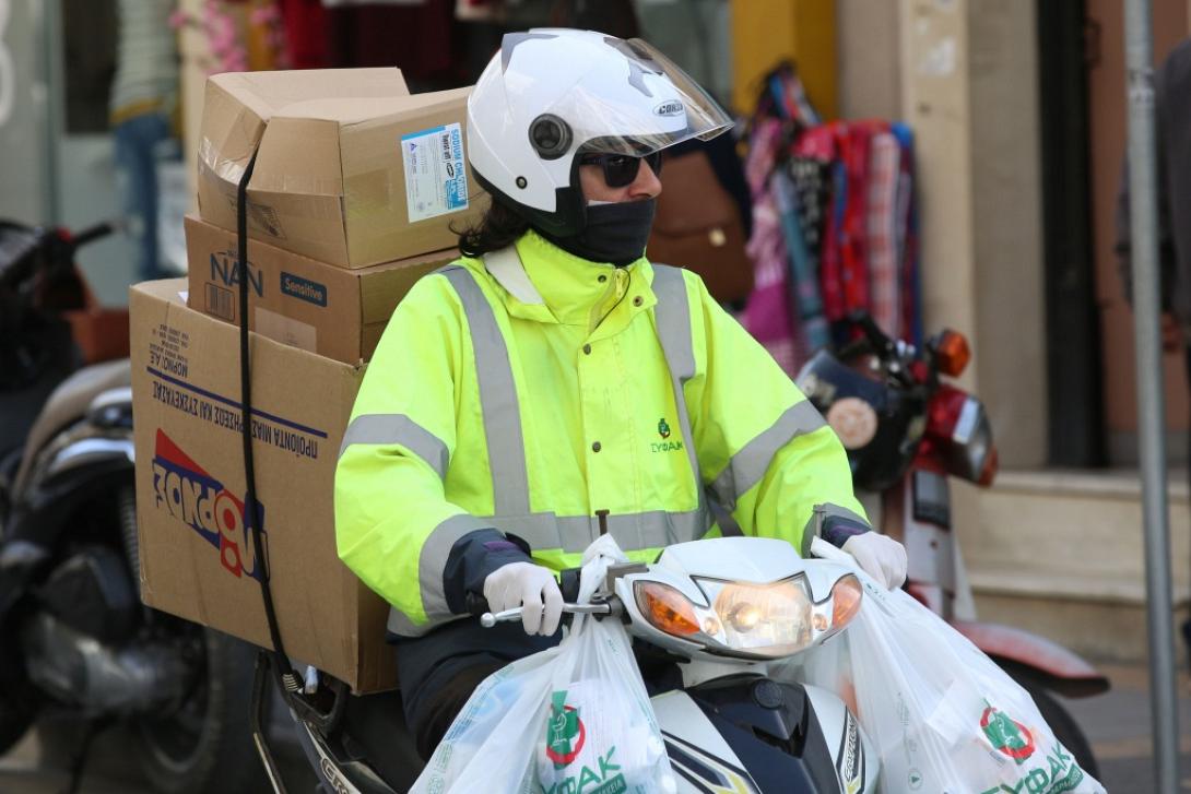 Οι εργαζόμενοι στις φαρμακαποθήκες έχουν πολλή δουλειά τις τελευταίες ημέρες...