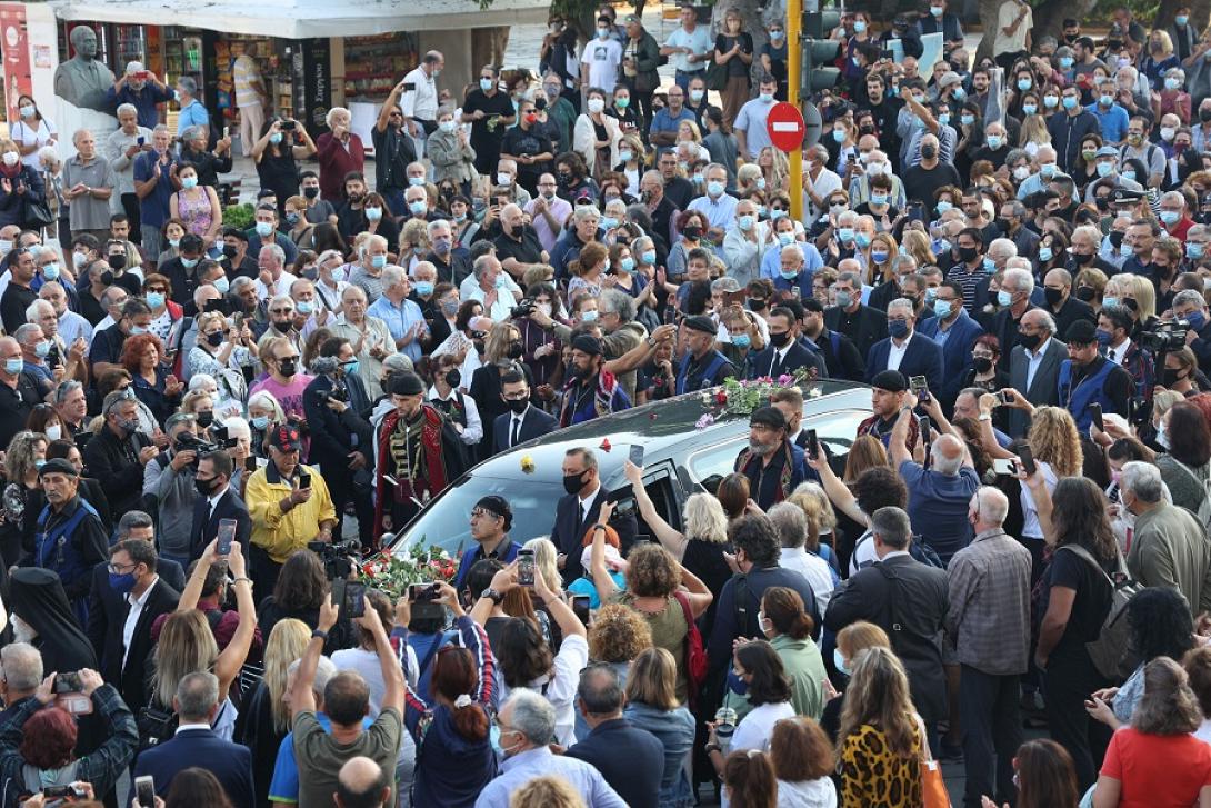 Πλήθος κόσμο υποδέχθηκε τη σορό του μεγάλου Έλληνα