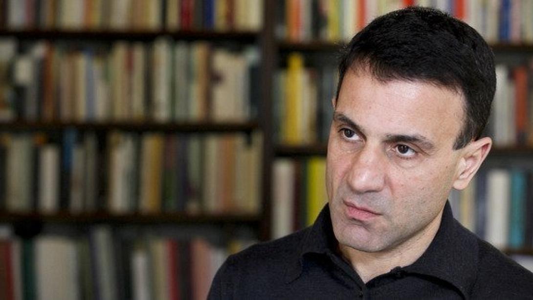 Λαπαβίτσας: Για να νικήσουμε τη λιτότητα, πρέπει να απελευθερωθούμε από το ευρώ